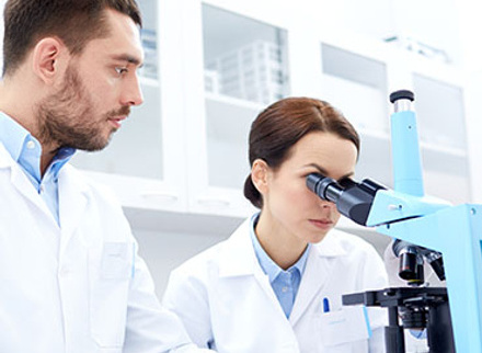 male_and_female_pathologist_microscope_35771837_370x290px.jpg